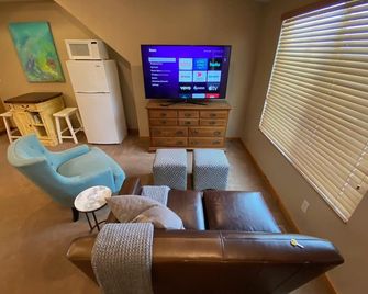 Quiet location in 'Swiss community' near Park City - Midway - Living room