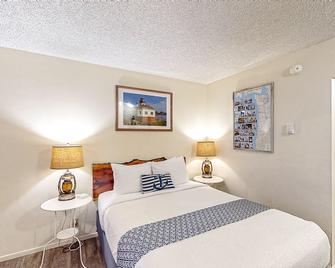 Retro beach room near downtown with fast WiFI - walk to shops & eateries - Bandon - Bedroom