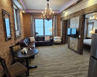 Eaglescape Suites and Event Center - Miles City - Вітальня