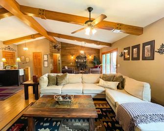 Spacious 4br Near Lake Geneva - Sparkling Pool - Scenic Views & Game Room - Burlington - Living room