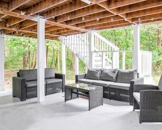 Spacious 6 Bdr Conyers Home 2 Miles From Georgia Horse Park Sleeps 20 - Conyers - Patio