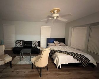 Cozy studio close to charming downtown Mooresville - Mooresville - Soveværelse