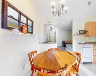 Studio with pool & billiards table - near downtown & beaches - Wells - Dining room