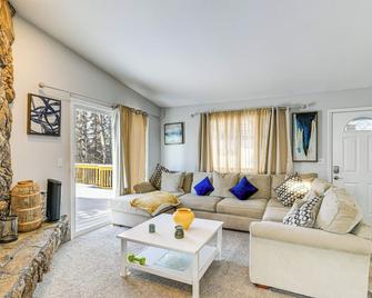 3 Mi to Dtwn: Apt w/ Shared Sauna in Anchorage - Anchorage - Stue