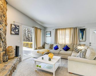 3 Mi to Dtwn: Apt w/ Shared Sauna in Anchorage - Anchorage - Living room