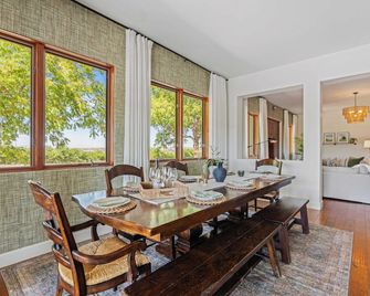 Wine Country Escape w/ Views + Wine Cellar & Gym Caterina Dusi Vineyard by Avantstay - Paso Robles - Dining room