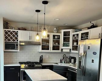 3 Bedroom, 3 Bathroom, Townhouse, 7 Miles from Penn State - Bellefonte - Kitchen