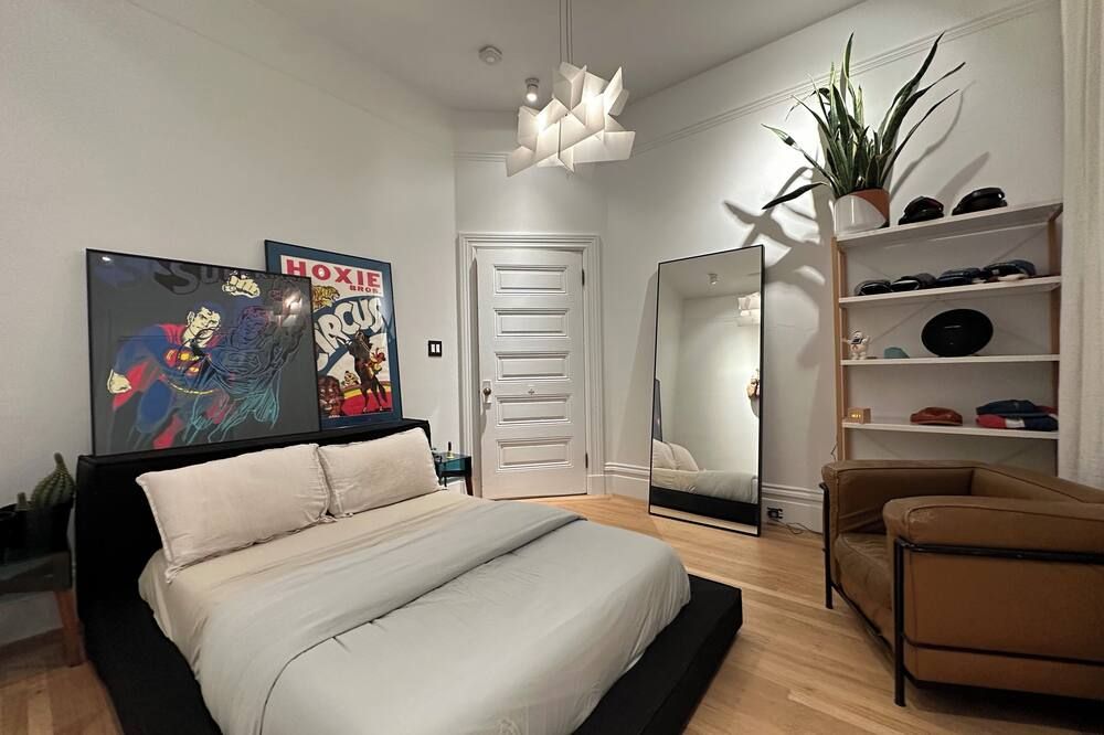 Mission jewel box filled with art and classic furniture, Garage parking & AC - סן פרנסיסקו - חדר שינה