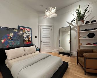Mission jewel box filled with art and classic furniture, Garage parking & AC - סן פרנסיסקו - חדר שינה