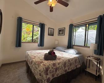The Ohana Cottage is perfectly situated in Hilo town close to all amenities. - Hilo - Bedroom