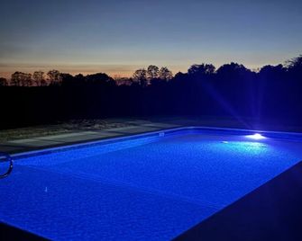New 4 bedroom 7 Miles from Ark Encounter Williamstown Ky. with Pool - Dry Ridge - Piscina