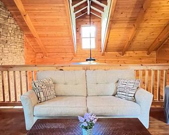 Rustic Star - Warm Springs - Living room
