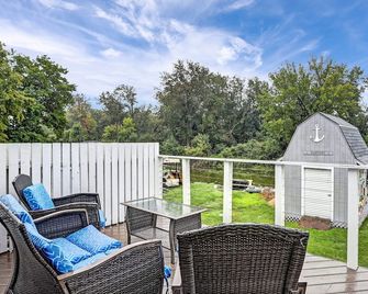 Chain O' Lakes life...serene bay w/ private beach access. Kayaks & Boats welcome - Ingleside - Patio