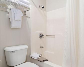 Clearwater Lakeshore Motel - Mackinaw City - Bedroom