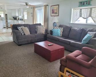 Family-friendly lakefront cabin with large outdoor space! - Clare - Living room
