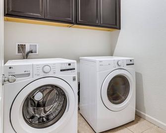 WFH-Friendly Getaway w/ Yard in Manteca! - Manteca - Laundry facility