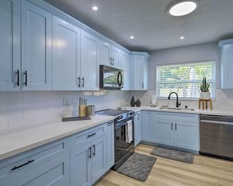 Beach House with Outdoor Kitchen, Walk to Coast - Cocoa Beach - Kitchen