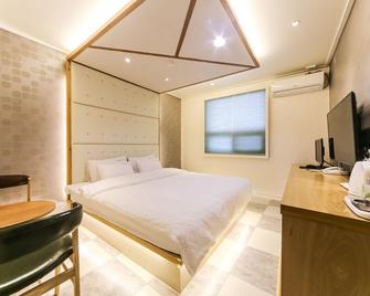 Tongyeong Seopirang - Tongyeong - Habitación