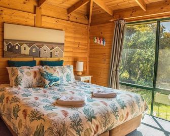 Sandpiper Ocean Cottages - Bicheno - Bedroom