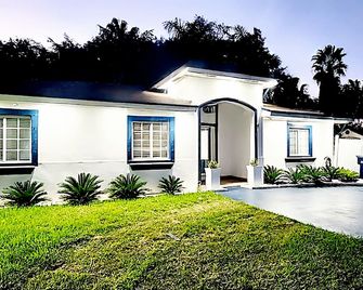 Serenity, Private Room: Desk & Gym + Free Parking - Homestead - Building