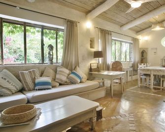 Comfortable stone mas with swimming pool, 250m from Bonporteau beach - Cavalaire-sur-Mer - Wohnzimmer