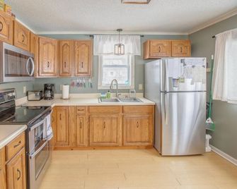 Walk to Town and 7 Minutes to Loon! - Woodstock - Kitchen