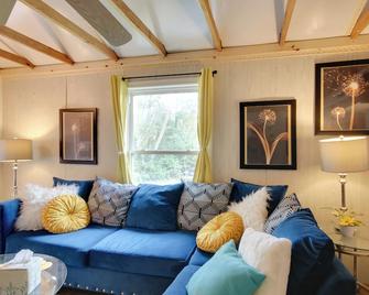 Cottage with Fire Pit and Lake Access in Waterloo! - Waterloo - Wohnzimmer