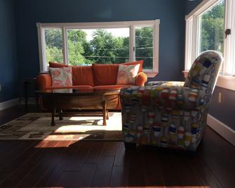 Amazing view of Seneca Lake, close to wine trail and water activities - Geneva - Living room