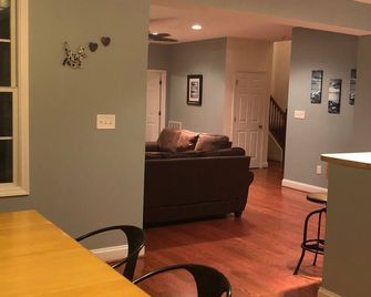 Chesapeake Bay Beachfront Retreat - White Stone - Living room