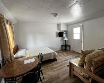 Dock Life Beach 1 - Cottage 9, Riverside Property, Studio, 3 Min Walk To Beach 1 - Wasaga Beach - Bedroom