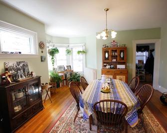 A Village Bed and Breakfast - Newton - Dining room