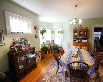 A Village Bed and Breakfast - Newton - Dining room