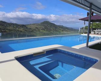 Serenity Farm and Resort by Hiverooms - Ciudad de Cebú - Piscina