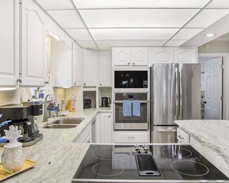 Cozy family vacation in Panama City Beach with golf cart ,private beach, pools - Panama City - Kitchen