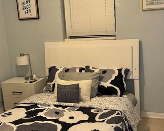 Charming house in terrific North Miami Beach with AC, WiFi - North Miami Beach - Bedroom