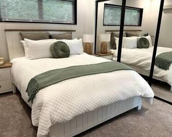 Bluegum Cottage - Fernhill - Bedroom