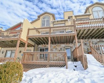 Cozy Cove Retreat w/ Deck & Fireplace - McHenry - Edificio