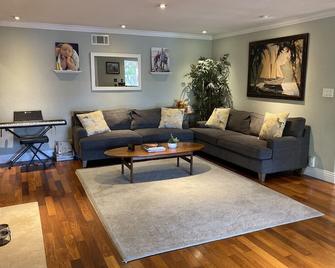 Resort style luxury home with pool (not heated) and water slide - Fullerton - Living room
