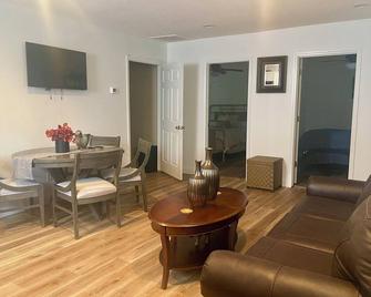 Small Cozy Quite House - Wylie - Living room