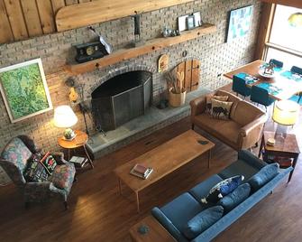 Lake Front Historic Sackets Harbor. - Sackets Harbor - Living room