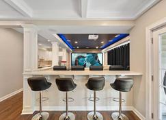 Cozy 2b 2b Spa 2 Steam Saunas Home Theater Gym - Concord - Bar