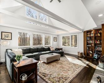 Renovated Home with Private Pool - Essex - Living room