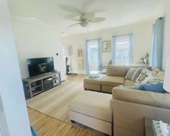 Cozy cottage 3 blocks to beach - Long Branch - Living room