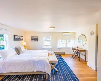 Peabody House - 1920s Cottage - Port Angeles - Bedroom