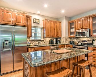 Helen Retreat with Hot Tub, 2 Mi to Downtown! - Helen - Kuchnia