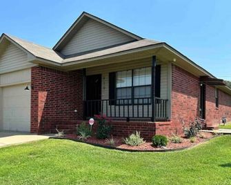 The Corner View: Cute, Clean and Cozy Home! - Russellville - Building