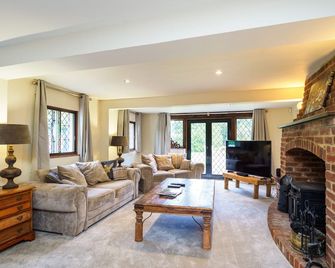 Gildridge Estat Large Group Tennis Court - Chiddingly - Wohnzimmer