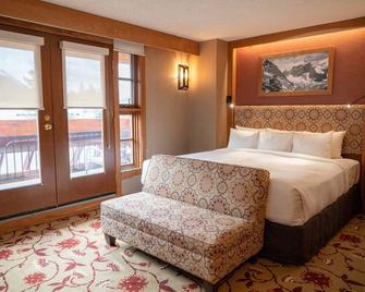King Suite | Amazing Mountain Views - Banff - Bedroom