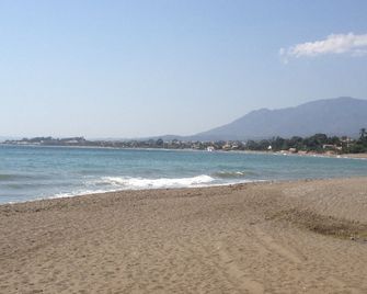 Benamara Townhouse - huge pool, wifi, garden, ac, restaurants & bars. Sleeps 11 - San Pedro de Alcántara - Bedroom