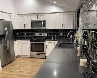 Gated private house with own parking Sherman Oaks - Los Angeles - Kitchen